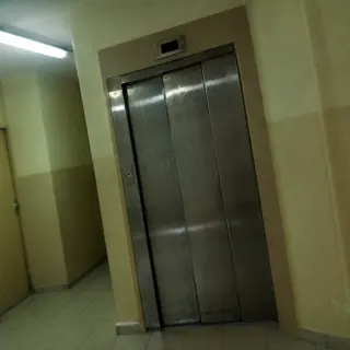 Porte d ascenseur dans le couloir d une résidence