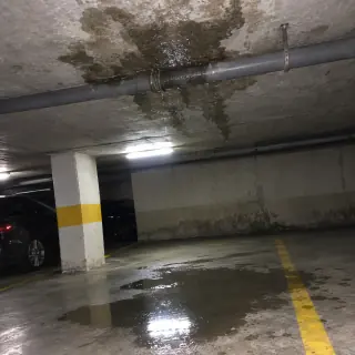 Fuite d eau au plafond du parking d une résidence